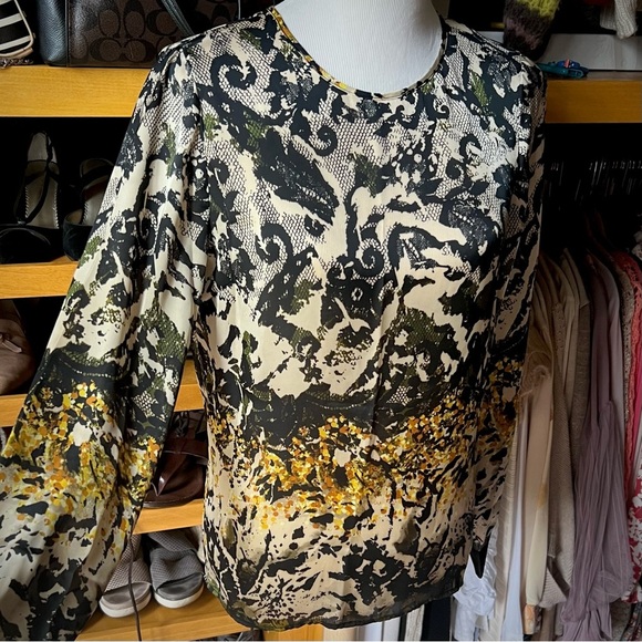 ⭐️BOGO FREE⭐️ Vince Camuto EUC blouse - Picture 1 of 11